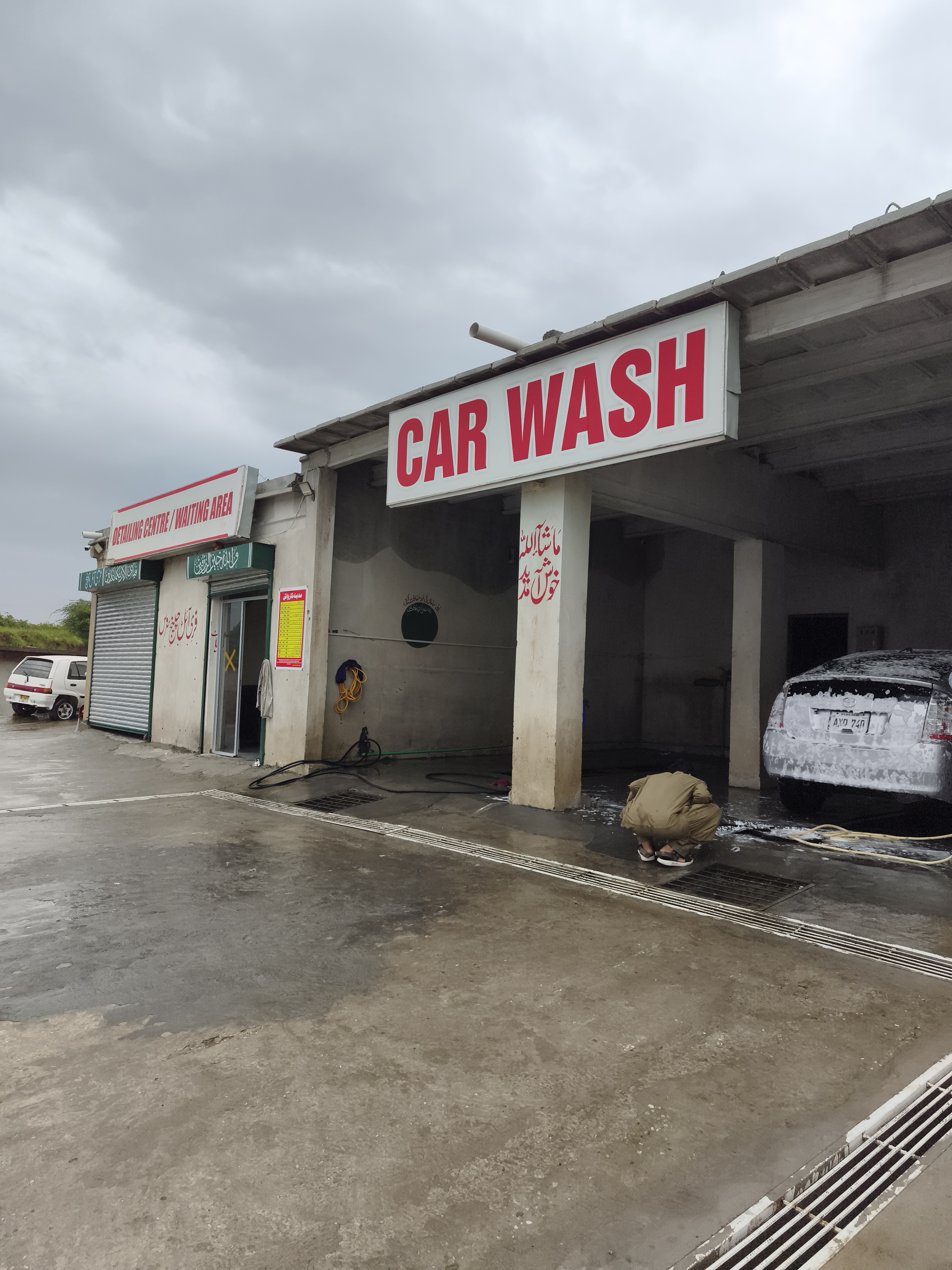 Car Detailing/ Vehicle Detailing  — available at Madina Car Wash, B-17 Islamabad